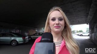 Blowjob Only - Jornalista pagando boquete em seu cameraman