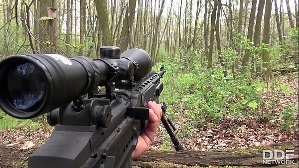 Video de boquete com malandra chupando pau de caçador na floresta