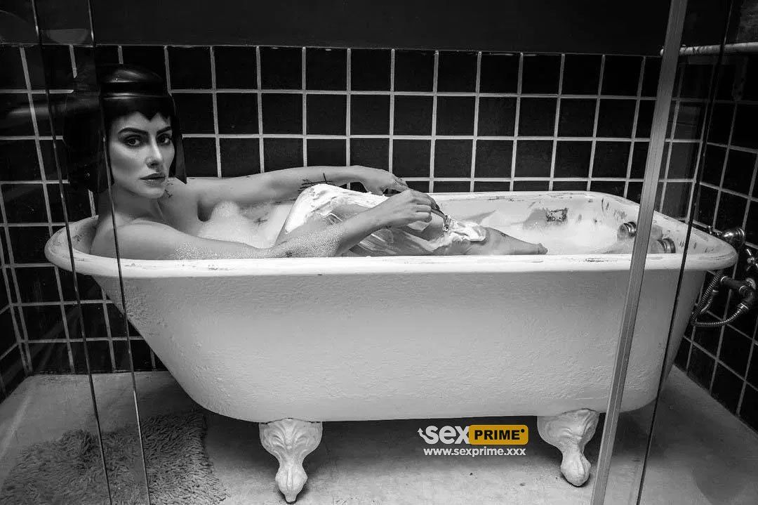 Cleo em um banho relaxante