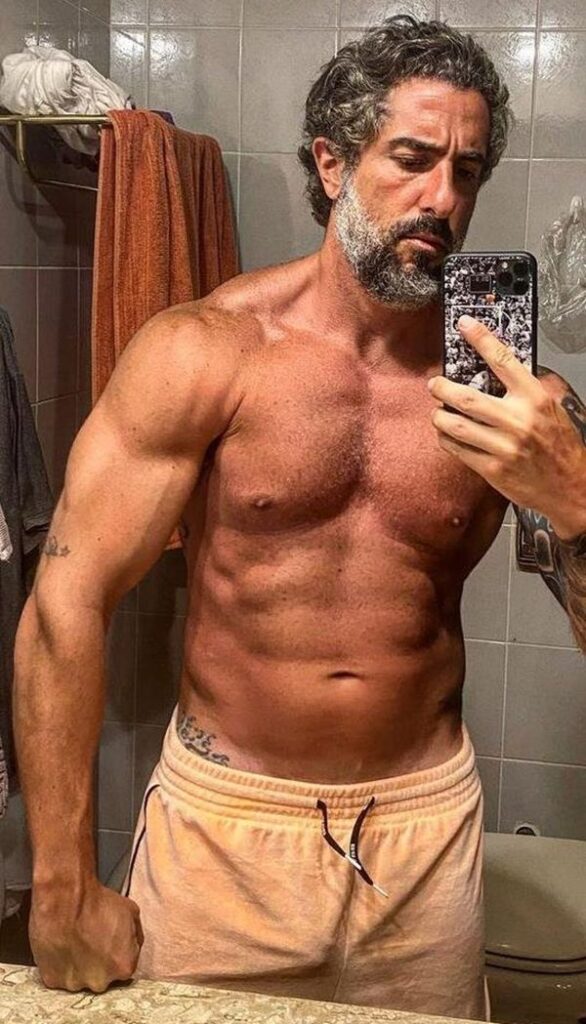 Fotos de Marcos Mion pelado com pênis marcando na cueca