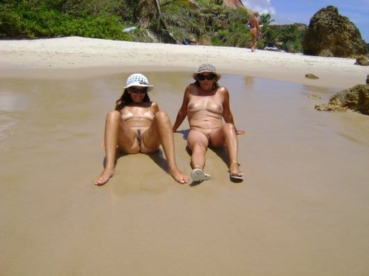 Coroas peladas na praia de nudismo se exibindo