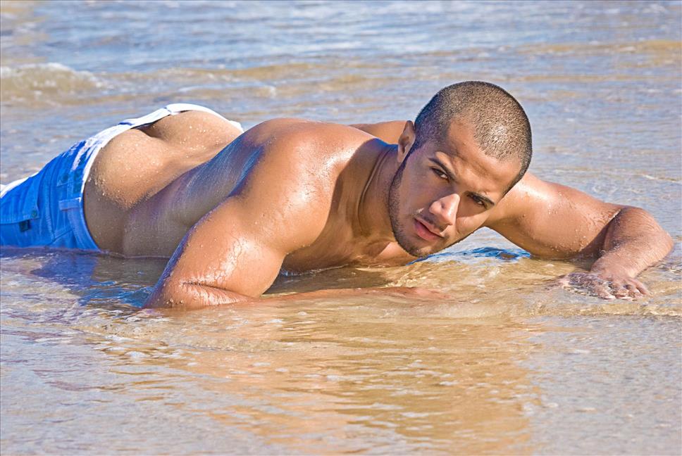 Rodrigo Mendonça Posa Nu em praia do Litoral