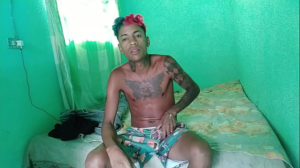 Novinho se masturbando na favela VOYEUR