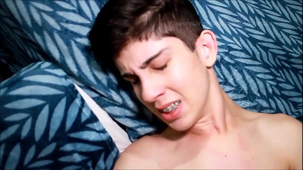 Video de sexo gay negão tirando cabaço do novinho