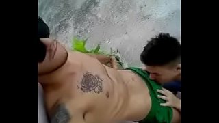 Vídeo porno gay amador - Mamando o brother da favela