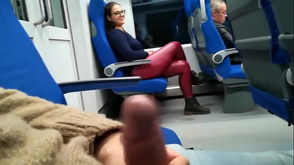O mestre do sexo batendo uma punheta no metro pra estranha
