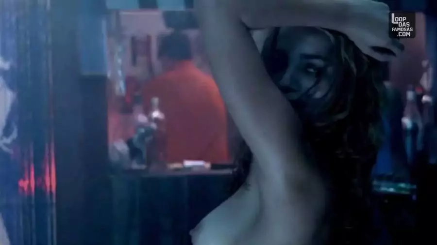 Alice Braga nua dançando em cena erótica