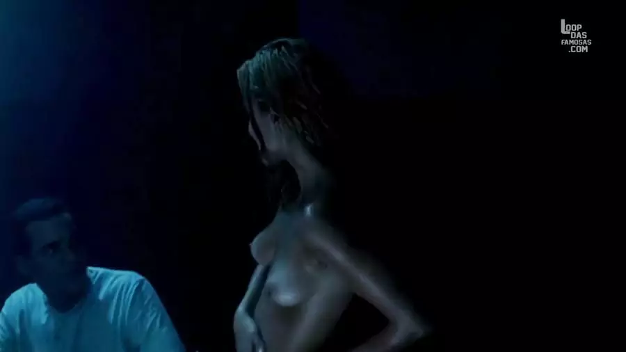 Alice Braga nua dançando em cena erótica